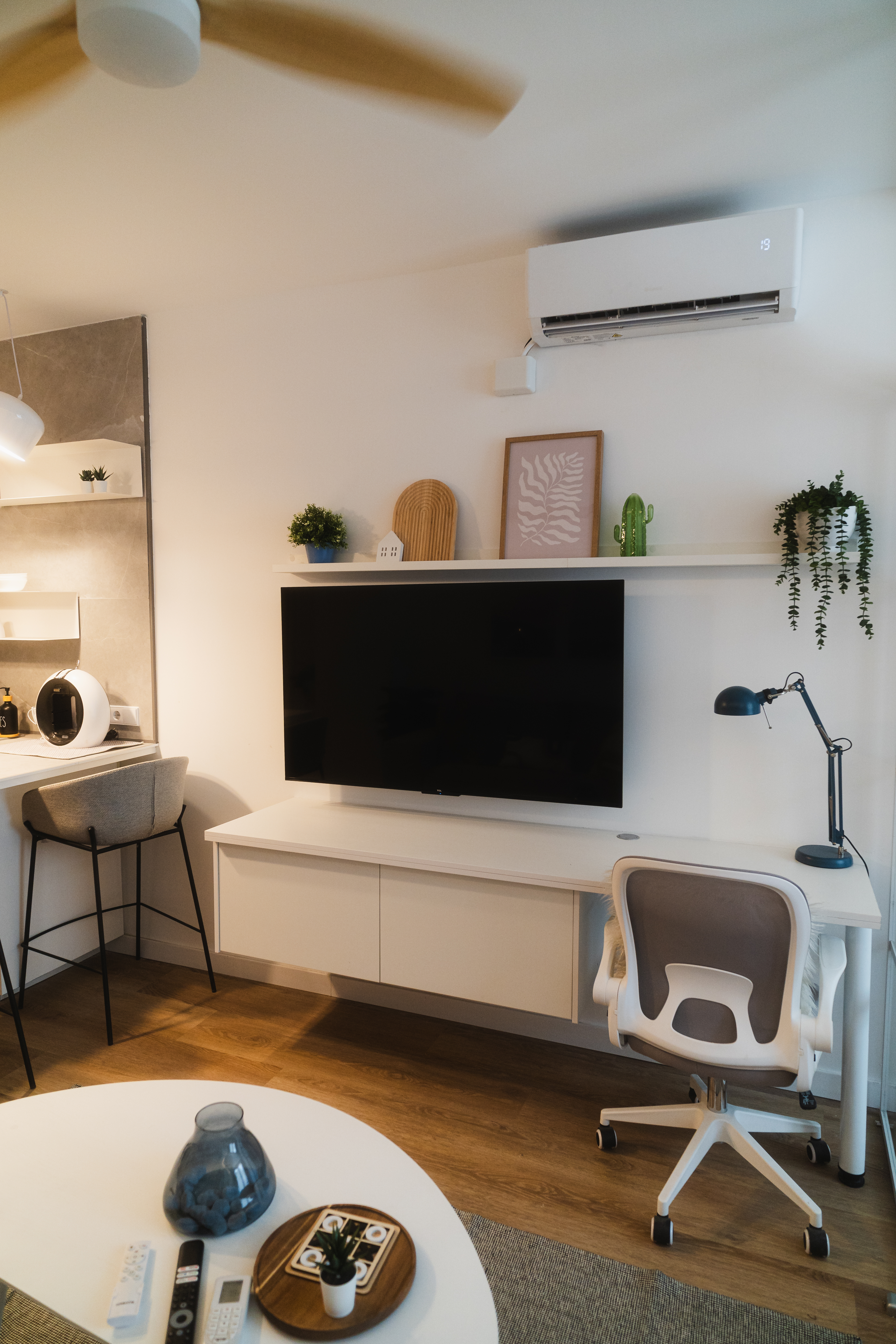 Visual calm and functionality in Nordic Studio Valencia